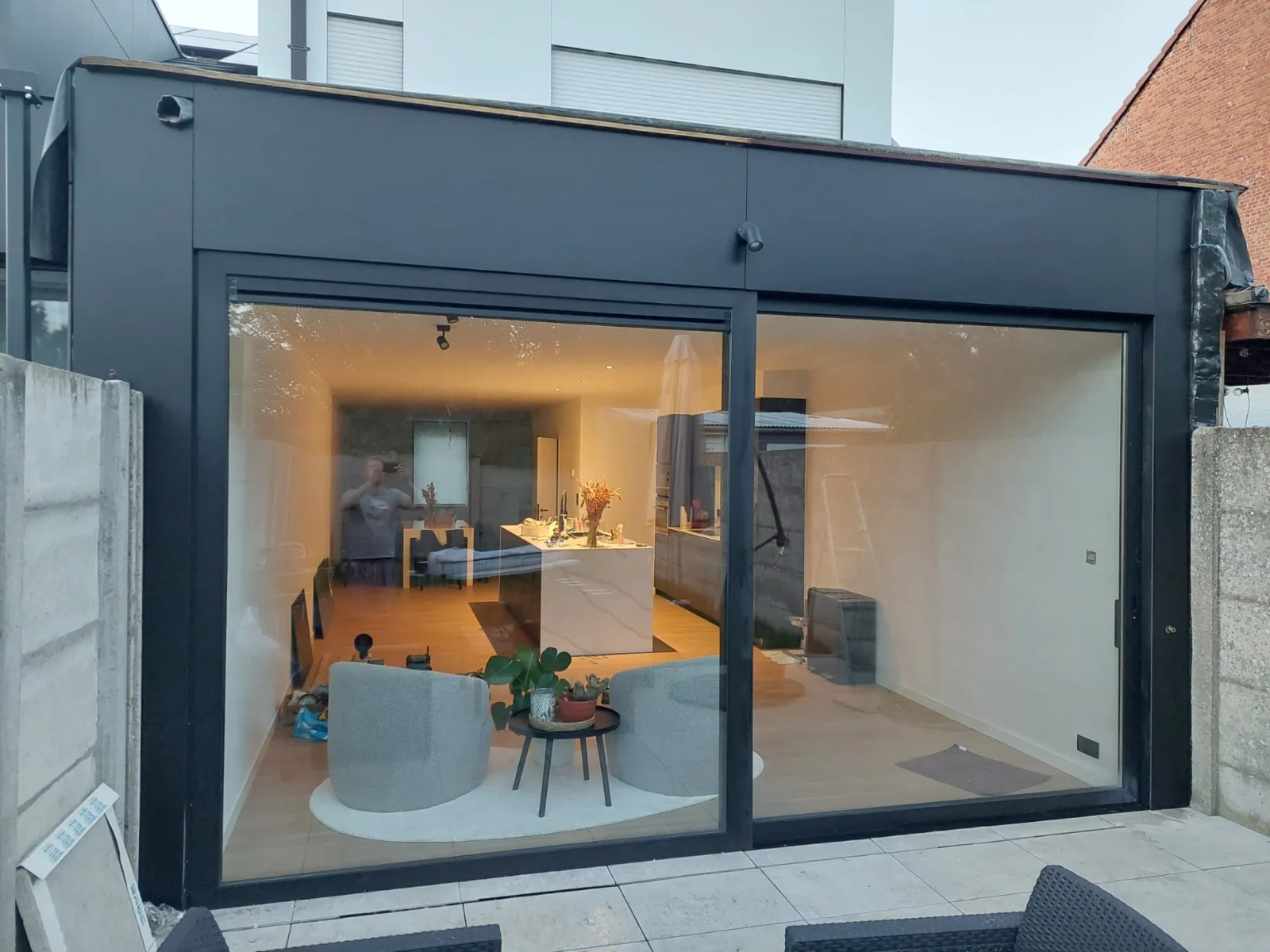 Totaalrenovatie — aanbouw met grote schuifdeuren naar tuin