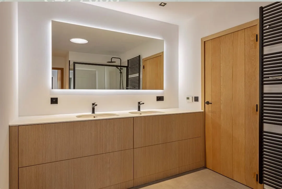 Afgewerkte badkamer met LED-spiegel en eiken meubel