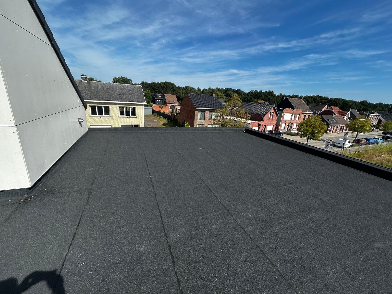 Afgewerkt plat dak met bitumen — dakrenovatie Wilrijk
