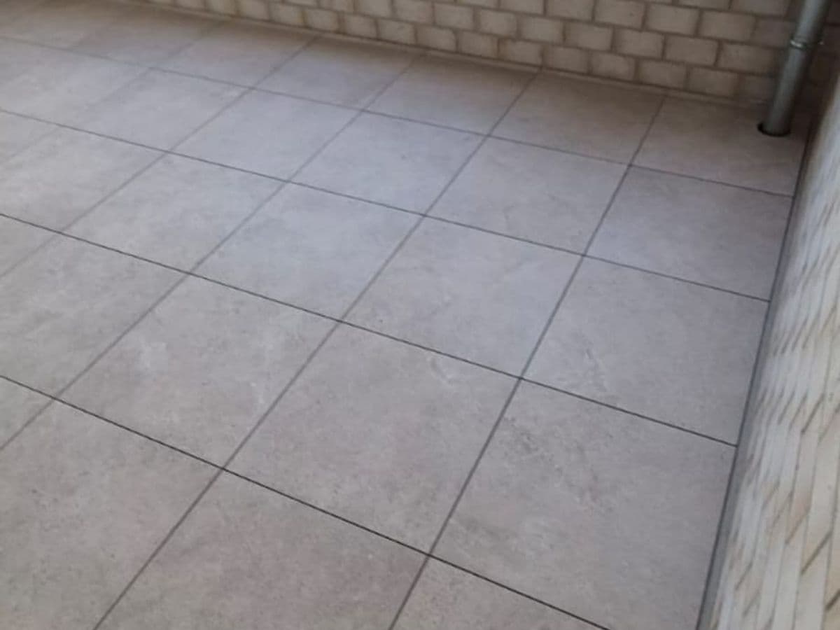 Nieuw gelegde grote vloertegels