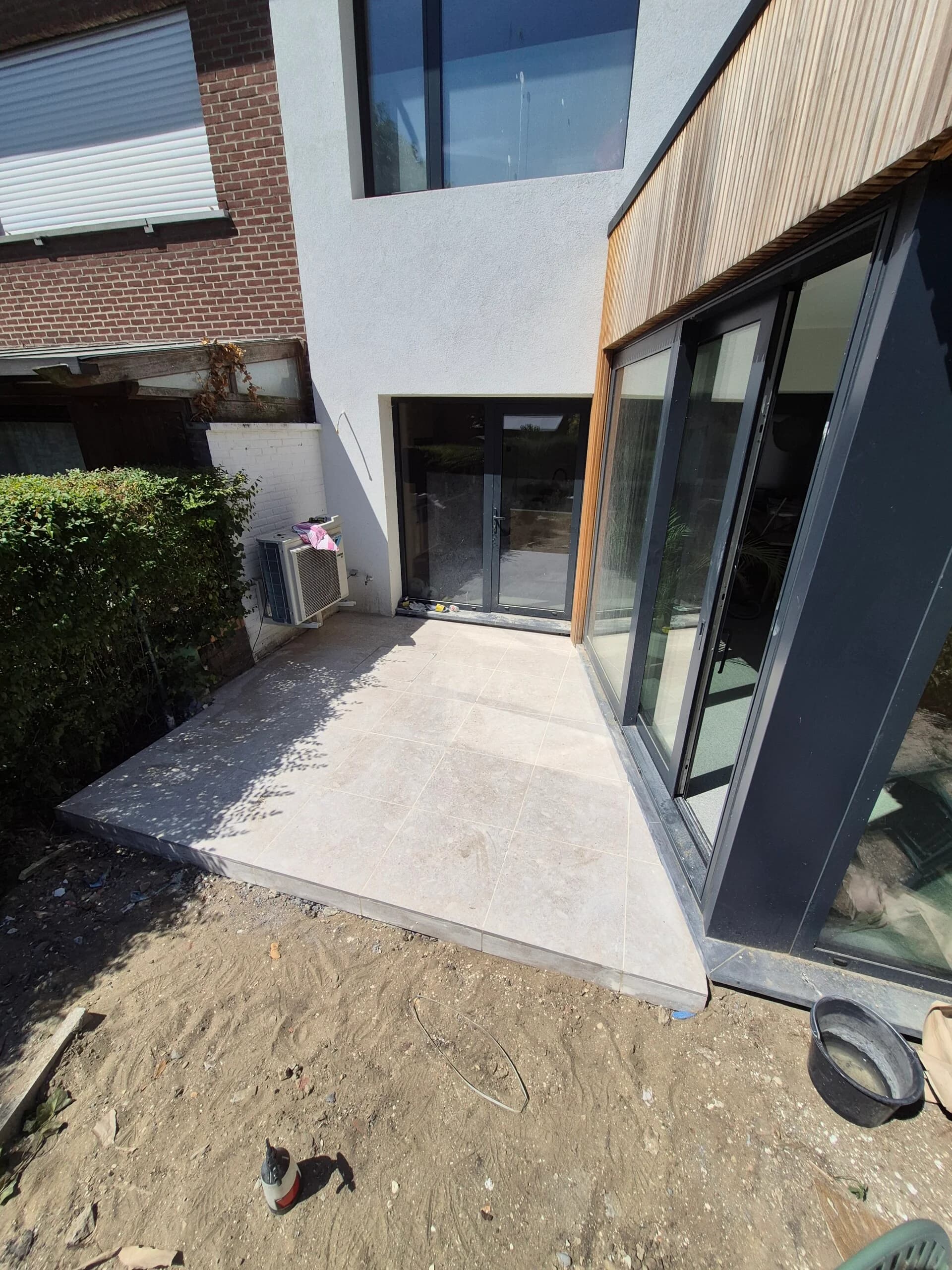Moderne terrastegels in strak patroon